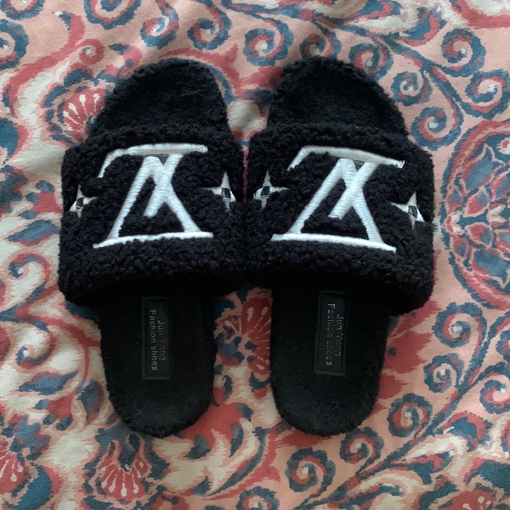 Lv slippers
